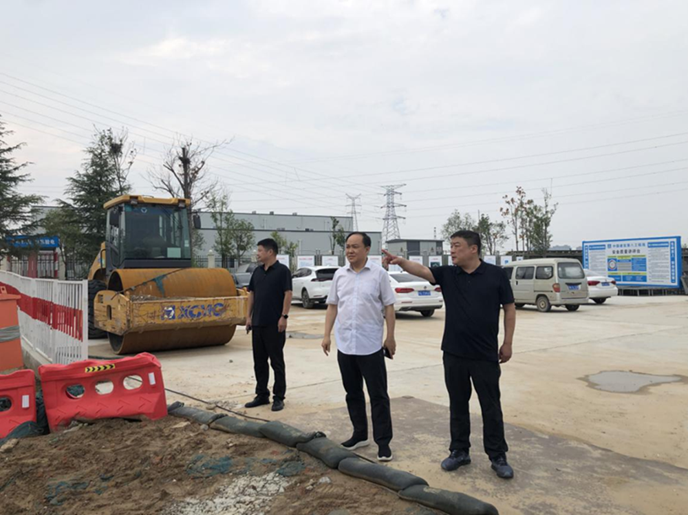 鄭州市建設(shè)投資集團有限公司黨委委員、副總經(jīng)理張巖到侯寨新鎮(zhèn)區(qū)安置區(qū)調(diào)研項目建設(shè)工作